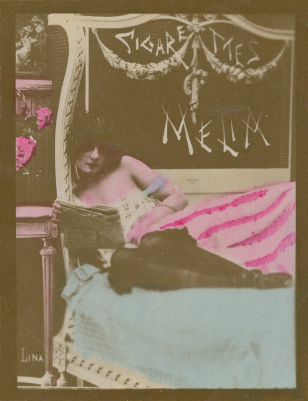 Lina, fille sur un lit lisant un journal - French Photographer