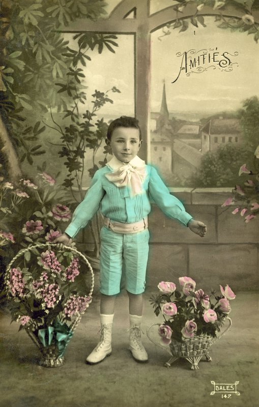 Petit garçon en bleu - French Photographer