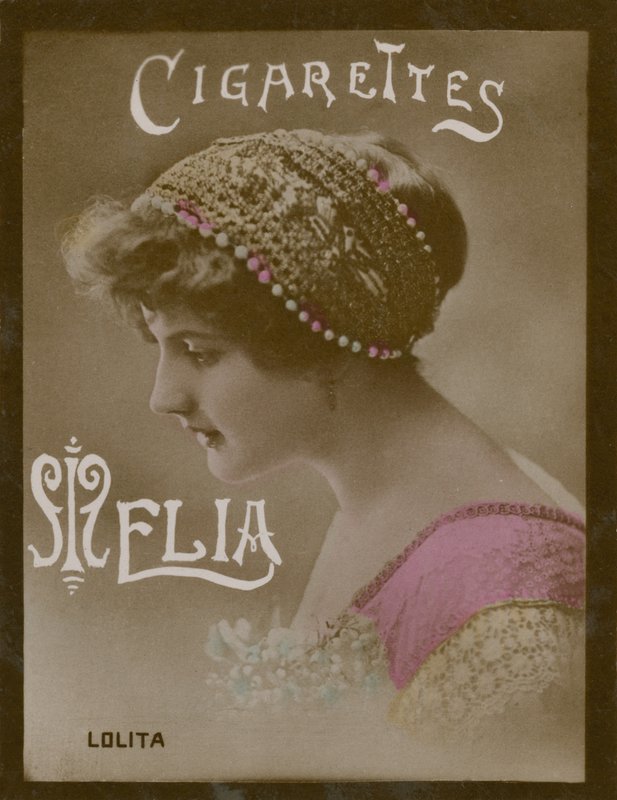 Lolita, fille avec un bonnet - French Photographer