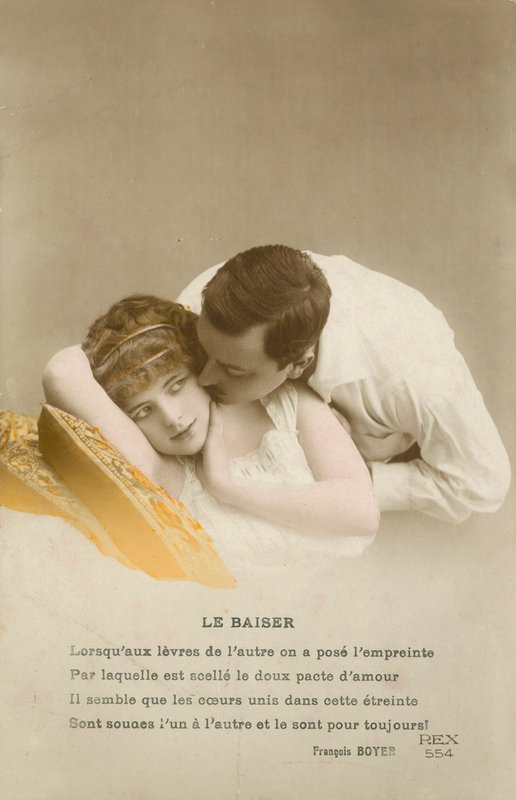 Homme embrassant une fille timide sur la joue - French Photographer