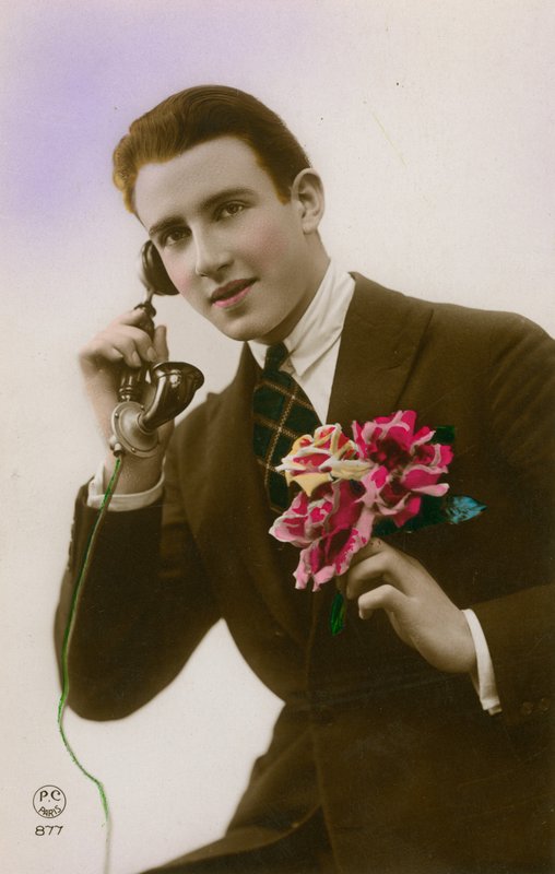 Homme au téléphone, tenant des fleurs - French Photographer