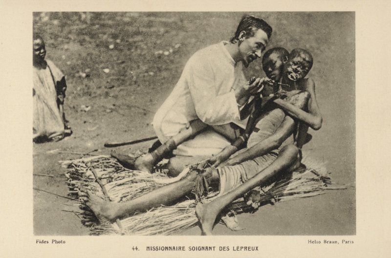 Missionnaire soignant des lépreux - French Photographer