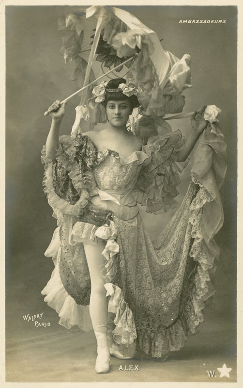 Femme en costume élaboré - French Photographer