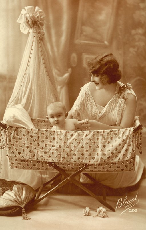 Femme avec un bébé dans un berceau - French Photographer