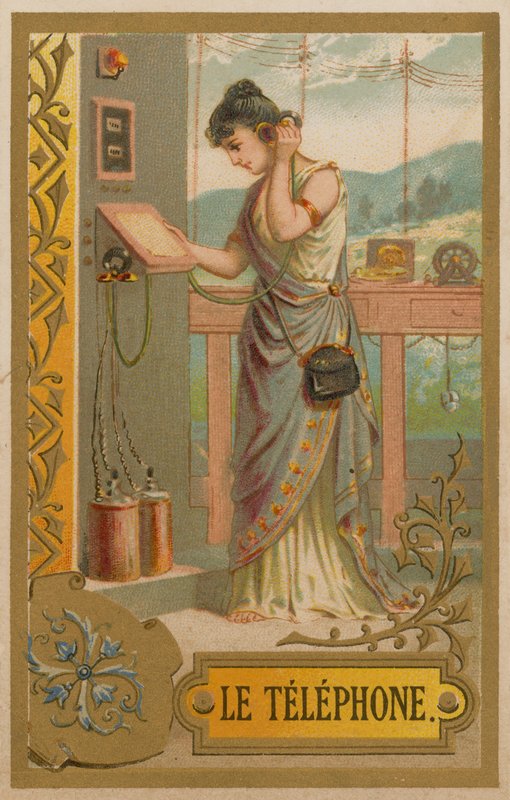 Femme utilisant un très ancien téléphone - French School