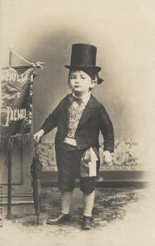 Petit garçon en costume - Italian Photographer