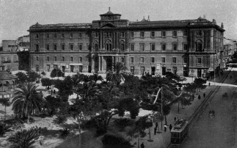 Taranto, Palazzo degli Uffici (photo n/b) - Italian Photographer