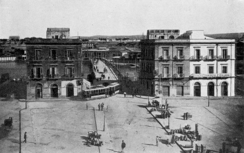 Taranto, Piazza Fontana, Ponte Napoli (photo n/b) - Italian Photographer