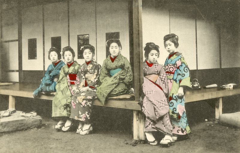 Groupe de femmes japonaises, probablement des geishas - Japanese Photographer