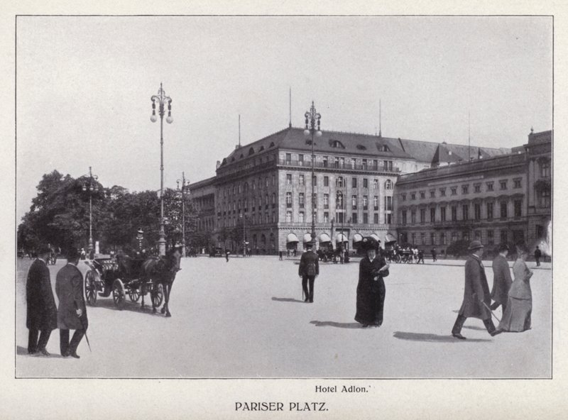 Berlin : Pariser Platz - Photographer German