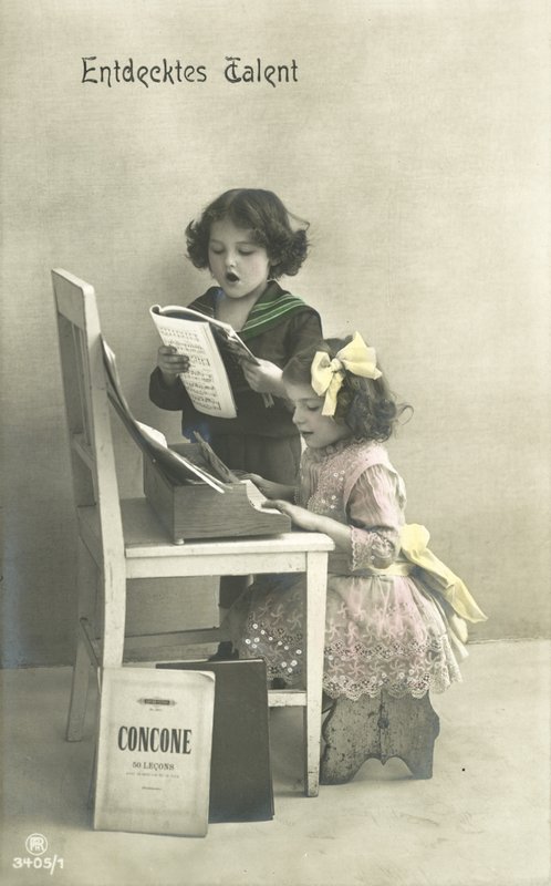Enfants chantant (photo couleur) - Photographer German