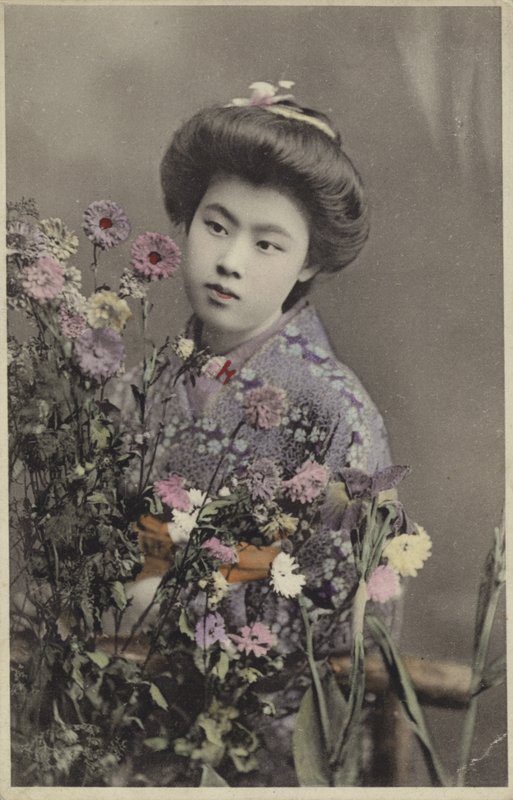 Fille japonaise avec des fleurs - Photographer Japanese