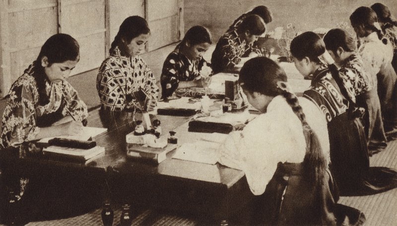 Écoliers japonais en classe (photo n/b) - Photographer Japanese